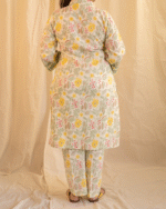 The kurta has a mandarian collar with detailing on the neckline - Image 2