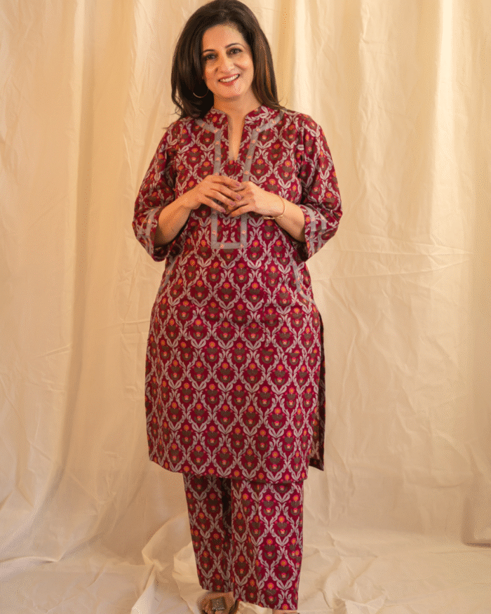 The kurta mandarian collar with detailing on the neckling - Image 1